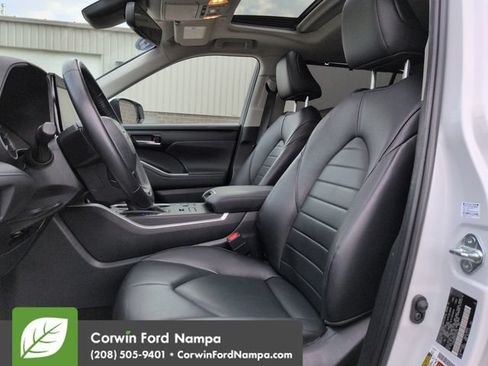 Used 2023 Toyota Highlander XLE AWD/4WD image 23