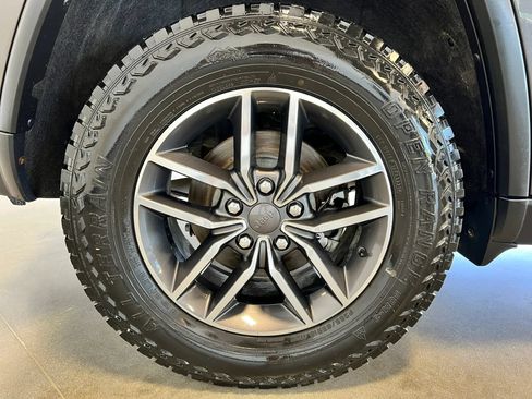 Used 2019 Jeep Grand Cherokee Limited w/ Luxury Group II AWD/4WD image 25
