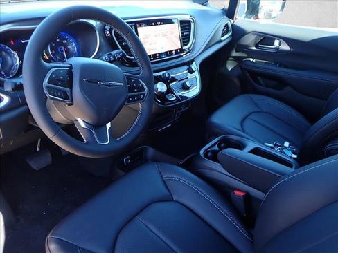 New 2026 Chrysler Pacifica Select image 13