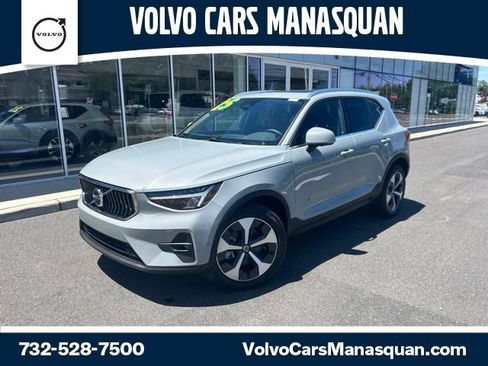 Used 2025 Volvo XC40 B5 Plus AWD/4WD image 1