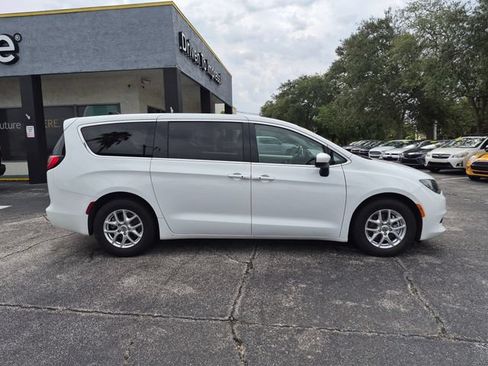 Used 2023 Chrysler Voyager LX FWD image 4