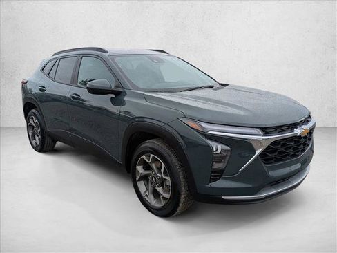 Used 2025 Chevrolet Trax LT FWD image 3