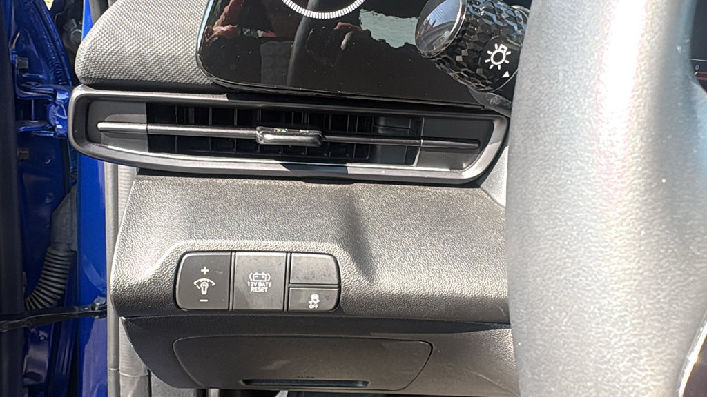 Used 2025 Hyundai Elantra SEL FWD image 18