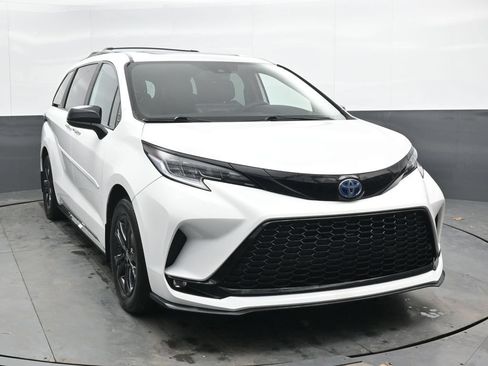 Used 2025 Toyota Sienna XSE AWD/4WD image 9