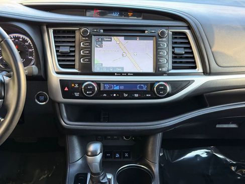 Used 2017 Toyota Highlander SE image 22