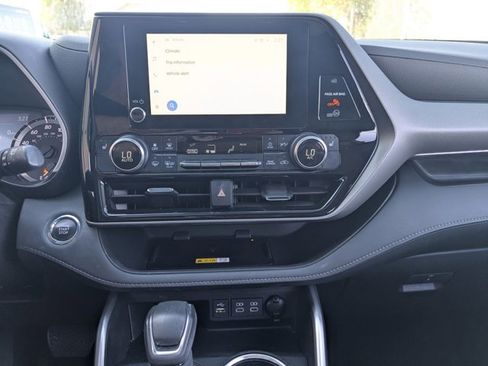 Used 2023 Toyota Highlander XLE image 14