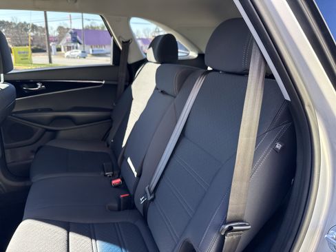 Used 2019 Kia Sorento AWD V6 image 31
