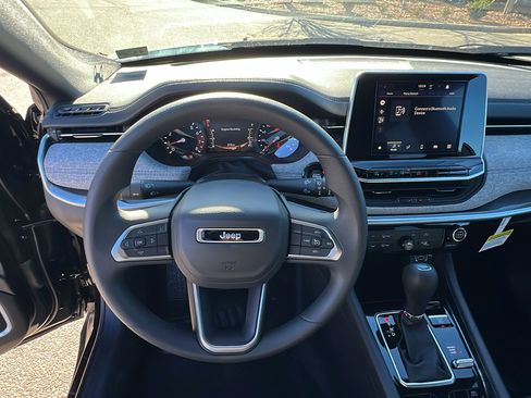 Used 2025 Jeep Compass Sport image 25