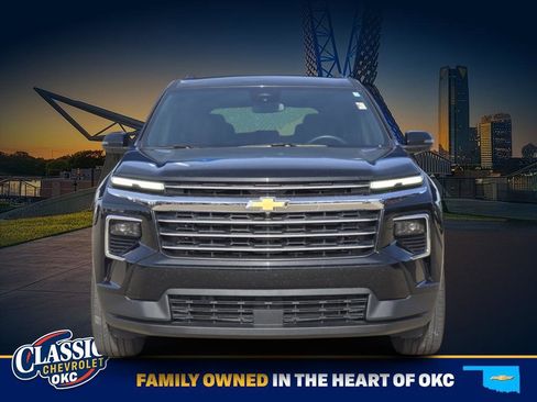 Used 2024 Chevrolet Traverse LT image 2