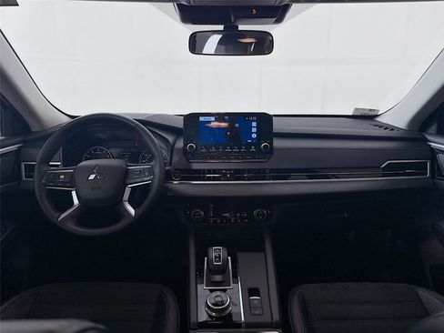 Used 2023 Mitsubishi Outlander SE FWD image 3