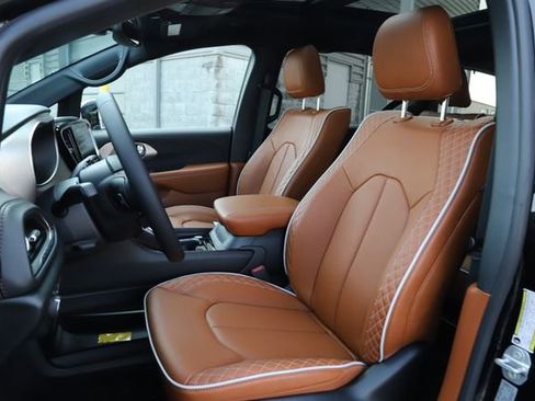 New 2026 Chrysler Pacifica Pinnacle AWD/4WD image 13