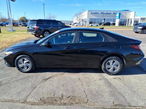 Used 2025 Hyundai Elantra SE image 16