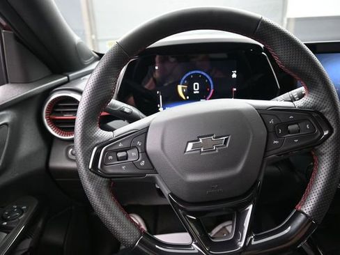 Used 2025 Chevrolet Trax RS FWD image 8