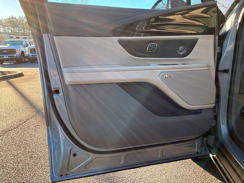 Used 2025 Lincoln Nautilus Reserve w/ Jet Appearance Package image 10