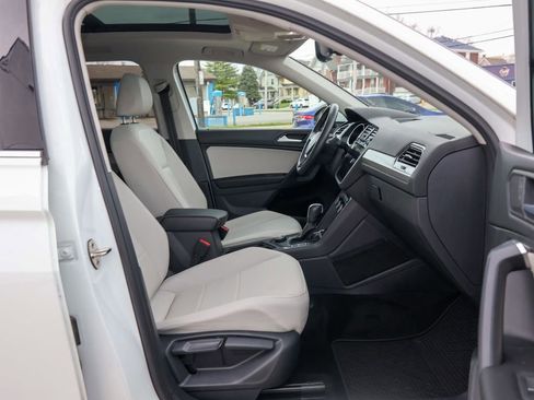 Used 2021 Volkswagen Tiguan SE w/ Panoramic Sunroof Package image 27