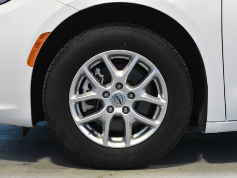 Used 2023 Chrysler Pacifica Touring-L FWD image 25