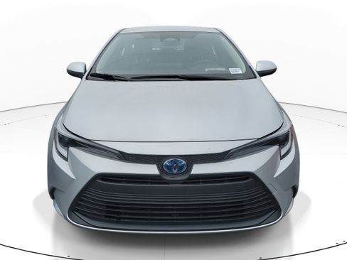 Used 2025 Toyota Corolla LE image 2