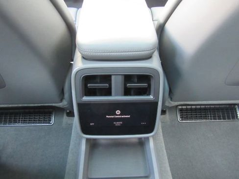 Used 2022 Porsche Taycan 4S image 27