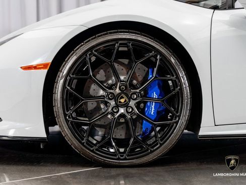 Used 2022 Lamborghini Huracan EVO image 13