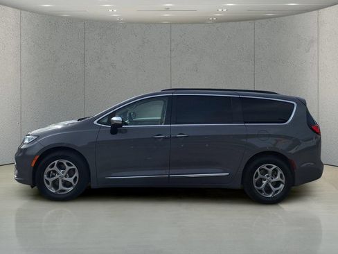 Used 2023 Chrysler Pacifica Limited FWD image 2