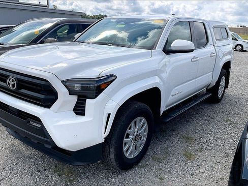 Used 2024 Toyota Tacoma SR5 w/ SR5 Upgrade Package AWD/4WD image 2