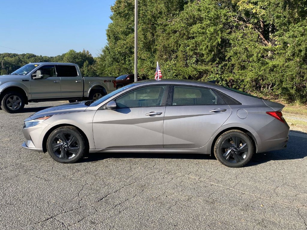 Used 2023 Hyundai Elantra SEL w/ Cargo Package FWD image 2