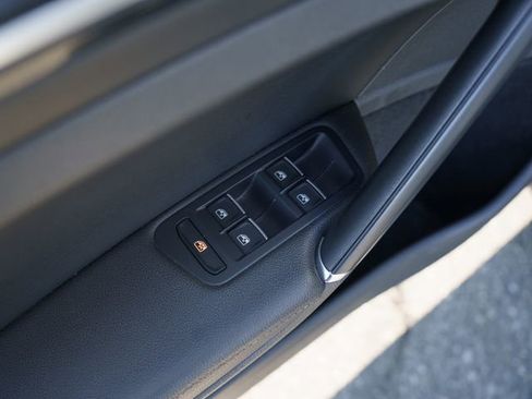 Used 2017 Volkswagen Golf R 4-Door image 15