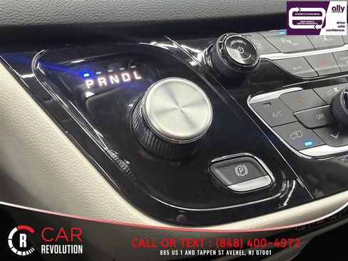 Used 2024 Chrysler Pacifica Touring-L FWD image 22