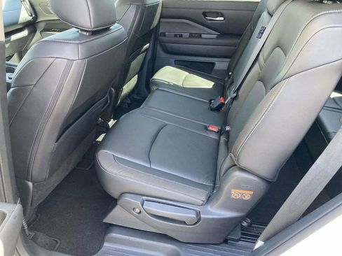 Used 2023 Nissan Pathfinder SL w/ Black Appearance Package image 10