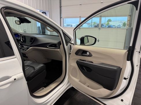 Used 2023 Chrysler Pacifica Touring-L FWD image 11