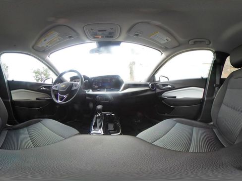 Used 2025 Chevrolet Trax LT w/ LT Convenience Package image 42