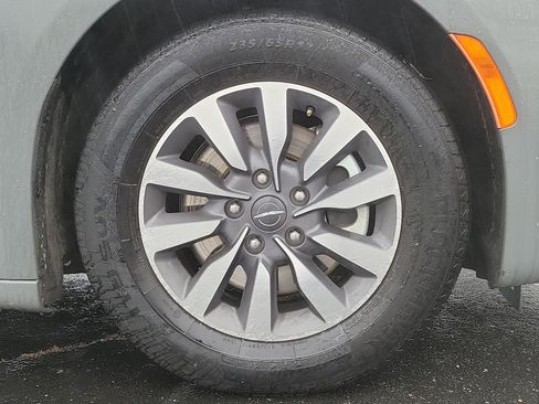 Used 2023 Chrysler Pacifica Touring-L image 5