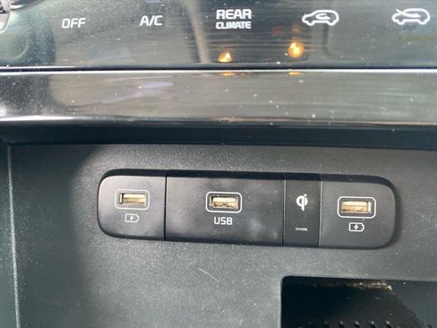 Certified 2024 Kia Carnival EX image 11