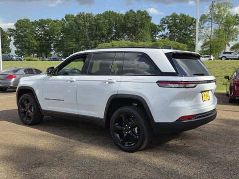 New 2025 Jeep Grand Cherokee Altitude image 4