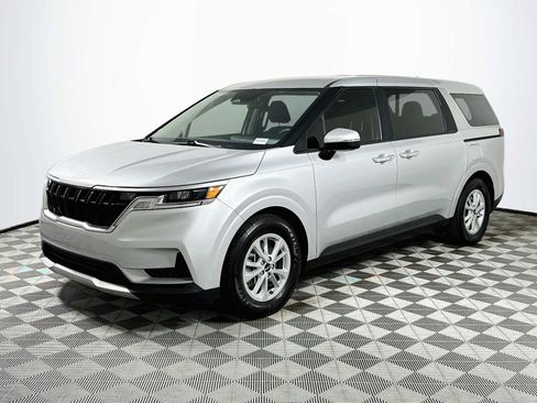 Used 2023 Kia Carnival LX FWD image 3