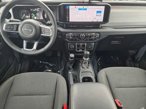 Used 2025 Jeep Wrangler Unlimited Sahara AWD/4WD image 11
