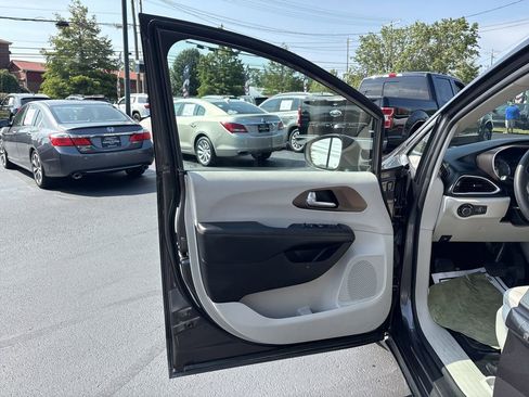 Used 2017 Chrysler Pacifica Touring image 9