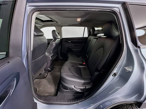 Used 2024 Toyota Highlander XLE FWD image 25