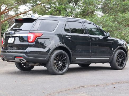 Used 2018 Ford Explorer XLT AWD/4WD image 5