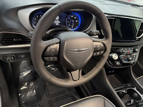 Used 2025 Chrysler Pacifica Limited FWD image 20