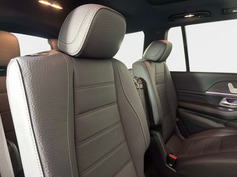Used 2025 Mercedes-Benz GLS 580 4MATIC image 29