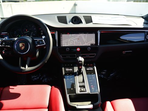 Certified 2026 Porsche Macan AWD/4WD image 16