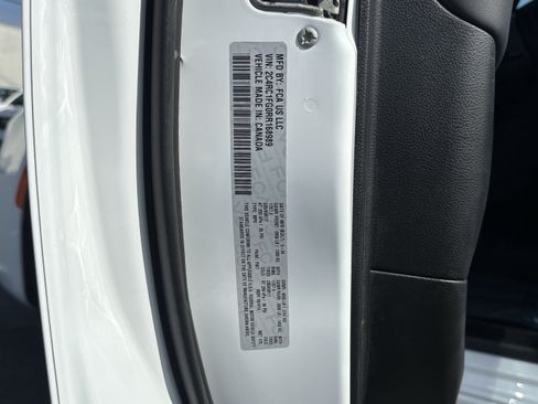 Used 2024 Chrysler Pacifica Touring FWD image 29