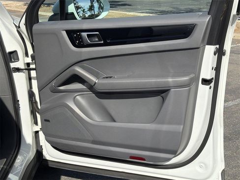 Used 2020 Porsche Cayenne image 29