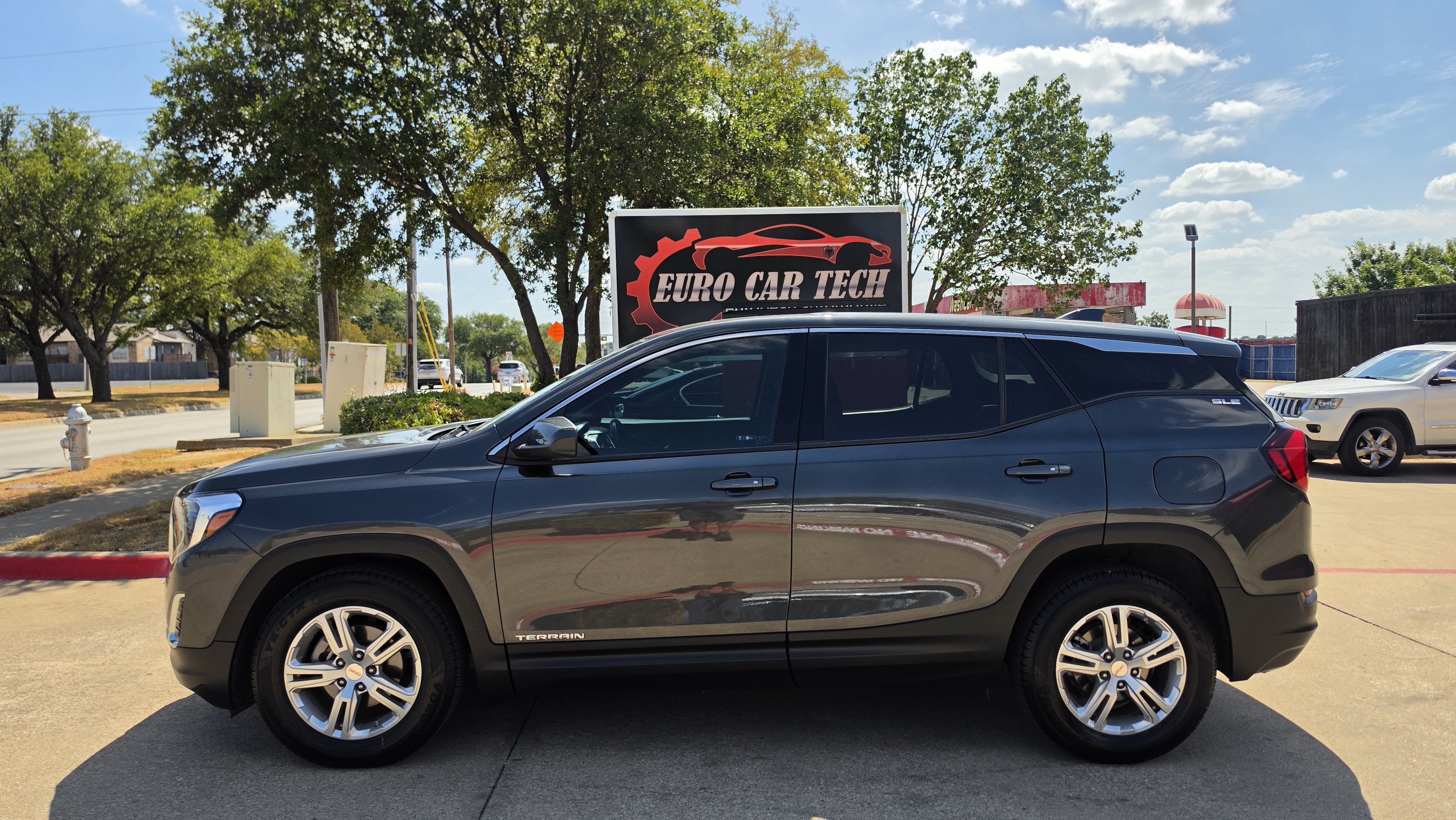 Used 2018 GMC Terrain SLE FWD image 2