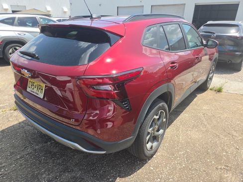 Used 2025 Chevrolet Trax LT w/ LT Convenience Package FWD image 9