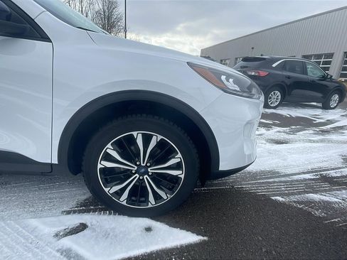Used 2022 Ford Escape SE w/ SE Sport Appearance Package image 24