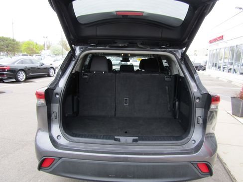 Used 2024 Toyota Highlander LE image 28