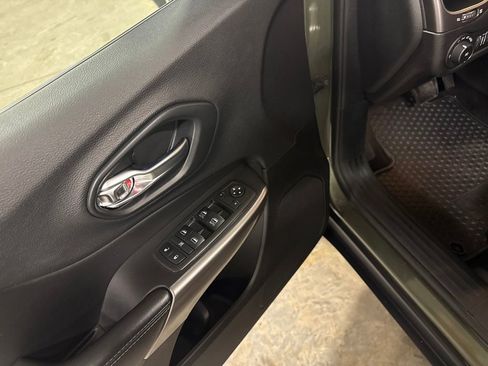 Used 2019 Jeep Cherokee Latitude Plus w/ Cold Weather Group image 13