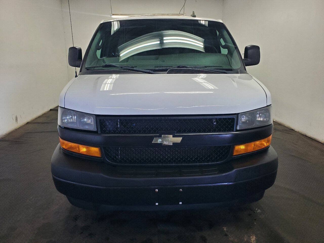 Used 2018 Chevrolet Express 2500 w/ Driver Convenience Package RWD image 2